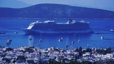 "Aroya" kruvaziyeri 1750 yolcusuyla Bodrum'a geldi