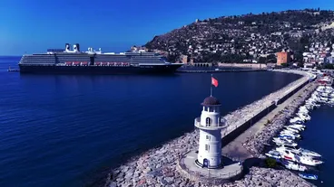 Hollanda bayraklı "Oosterdam" kruvaziyeri Alanya Limanı'na demirledi