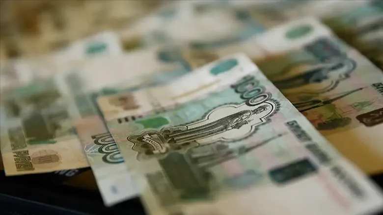 Rusya’da Bankalardan Döviz Çekim Kısıtlaması Uzatıldı