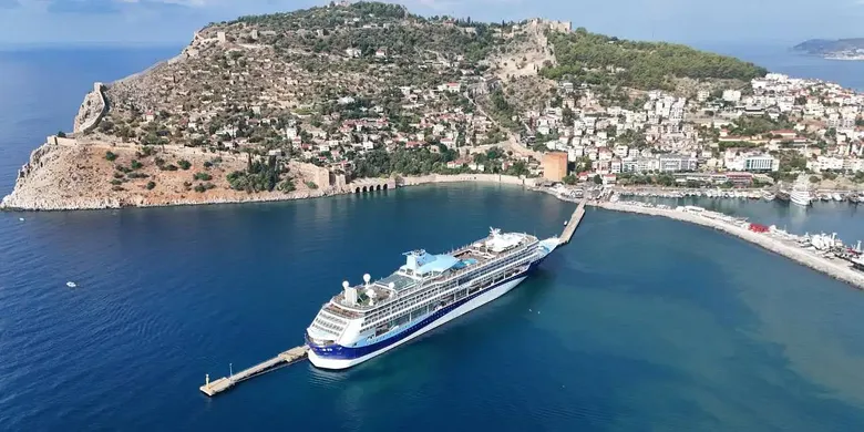 Alanya'ya Dev Kruvaziyerle Turist Akını: Bin 500'den Fazla Yolcu Geldi