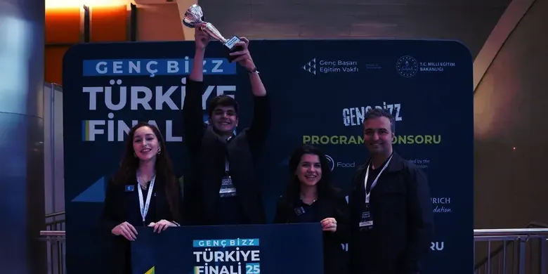 Bilfen Üsküdar Fen Lisesi öğrencileri "Yılın Girişimi" ödülü kazandı Bilfen Üsküdar Fen Lisesi öğrencileri "Yılın Girişimi" ödülü kazandı
