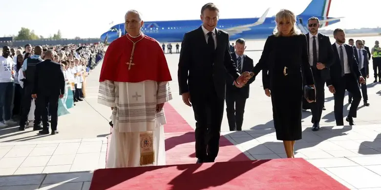 El Papa Inicia Su Viaje Apostólico A Francia con UN Encuentro con el Presidente Macron