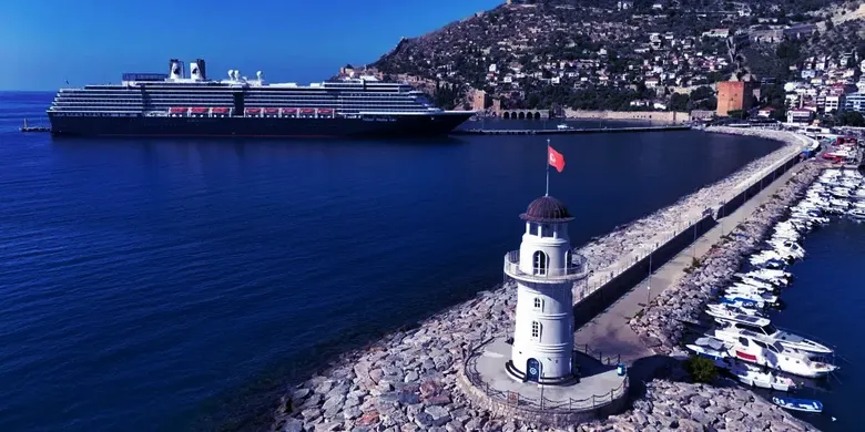 Hollanda bayraklı "Oosterdam" kruvaziyeri Alanya Limanı'na demirledi Hollanda bayraklı "Oosterdam" kruvaziyeri Alanya Limanı'na demirledi