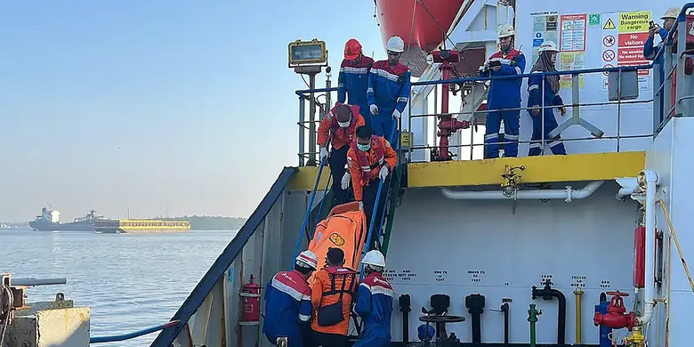 Indonesia localiza semihundido al barco naufragado que deja seis muertos y 129 desaparecidos