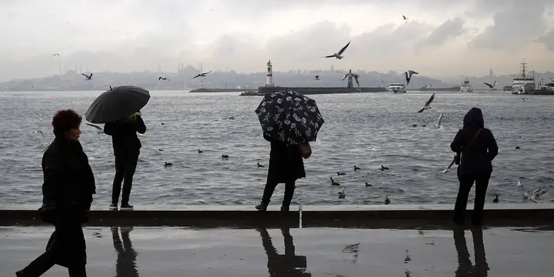 İstanbul'a Sağanak ve Fırtına Geliyor! Sıcaklıklar 6-8 Derece Düşecek
