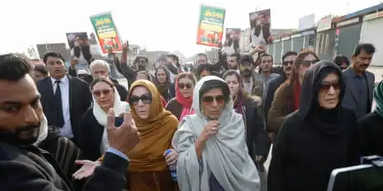 Pakistan Jails Sisters of Imran Khan Before Protest Seeking His Release