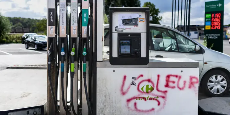 Prix des Carburants : Macron au Four et Lecornu au Moulin Face à la Grogne Sociale