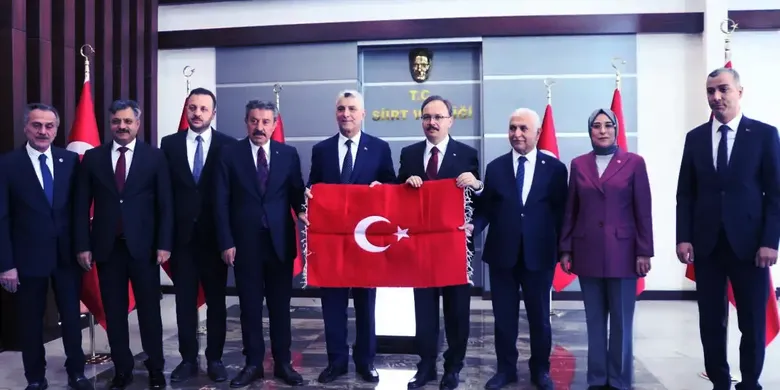Ticaret Bakanı Ömer Bolat, Siirt'te "Türkiye Yüzyılı Buluşmaları" programında konuştu: Ticaret Bakanı Ömer Bolat, Siirt'te "Türkiye Yüzyılı Buluşmaları" programında konuştu: