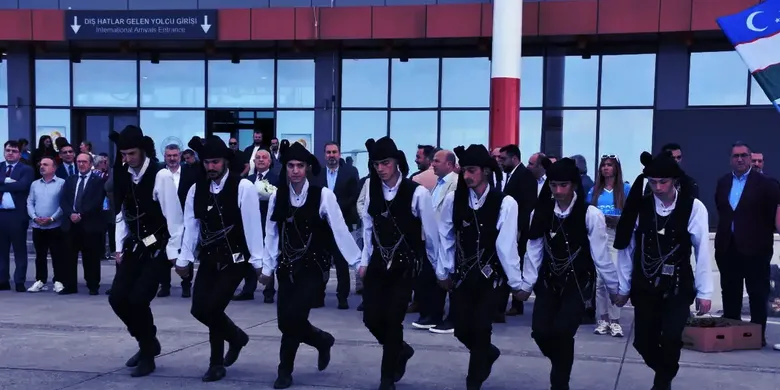 Trabzon ile Taşkent arasında başlatılan uçak seferlerinin ilk yolcuları geldi Trabzon ile Taşkent arasında başlatılan uçak seferlerinin ilk yolcuları geldi