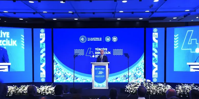 Ulaştırma ve Altyapı Bakanı Uraloğlu, 4. Türkiye Denizcilik Zirvesi'nde konuştu: Ulaştırma ve Altyapı Bakanı Uraloğlu, 4. Türkiye Denizcilik Zirvesi'nde konuştu: