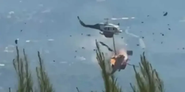 Yunanistan'da iki yangın söndürme helikopteri havada çarpıştı